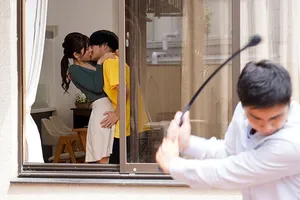 Em trai nổi cơn dâm khi nhìn thấy cặp mông của chị gái
